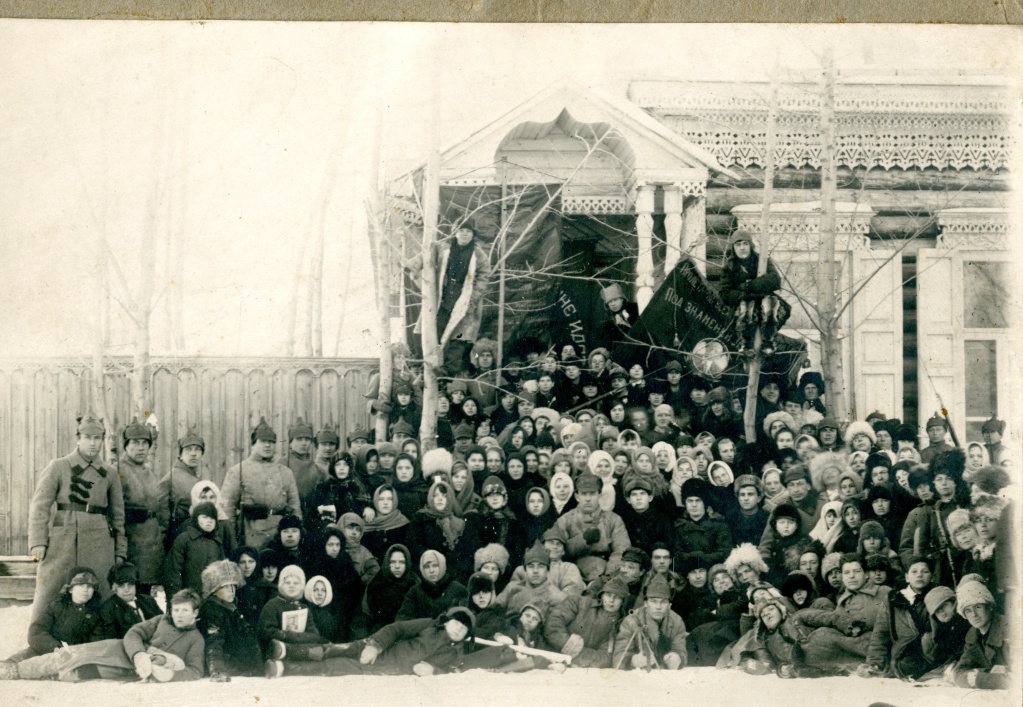 Группа комсомольцев и пионеров с красноармейцами, г. Свободный, 1924 г. Оп. 2п№ 240.jpg